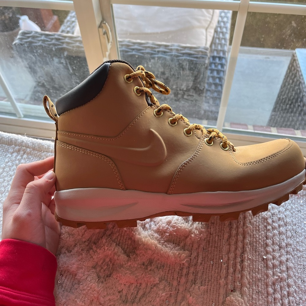 Nike Manoa
Haystack